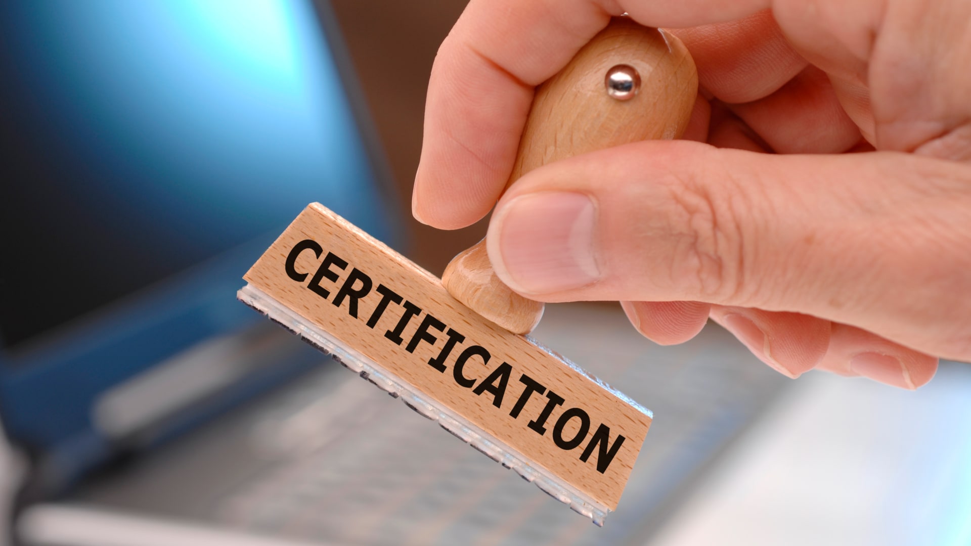 alfredo lozano recibe certificacion para practicar derecho migratorio y de nacionalidad